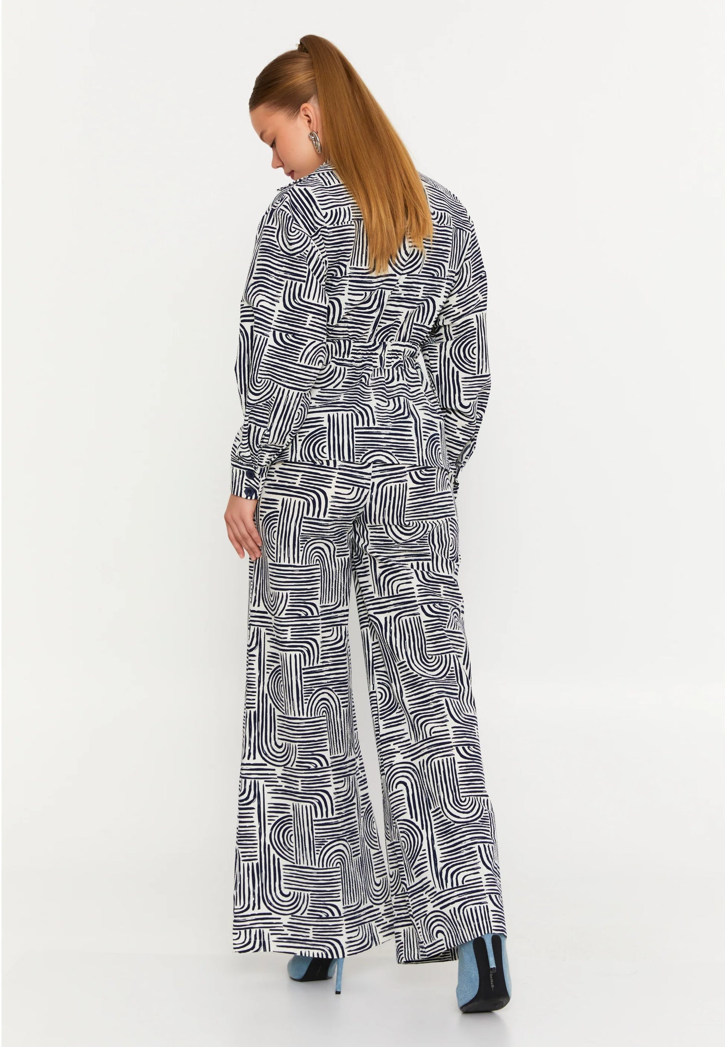 Geometric Buttoned Set